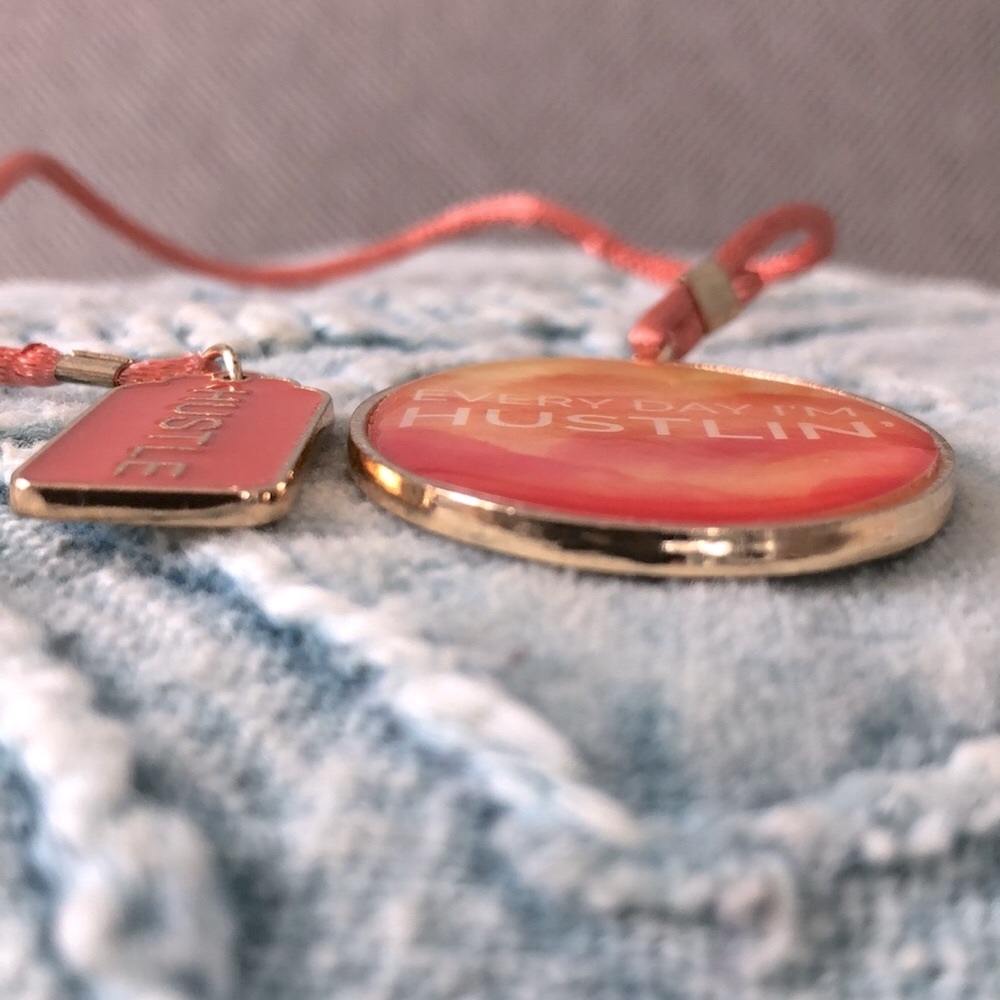 'HUSTLIN' BOOKMARK PENDANT - Picture 4 of 8